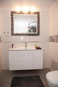 A bathroom at Meraki Beautiful apartment near the sea Még 37 kép