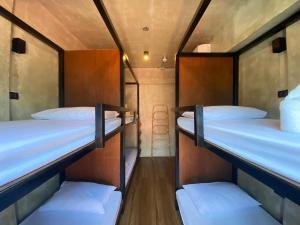 Letto o letti in una camera di Shorebreak Hostel San Juan La Union