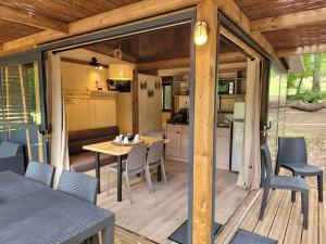 a kitchen and dining area of a tiny house at Le Chalet Montégut in Moulins