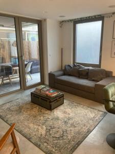 a living room with a couch and a table at Pet Friendly 1 Bedroom Apartment in London Fields in London