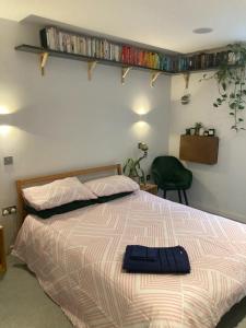 Giường trong phòng chung tại Pet Friendly 1 Bedroom Apartment in London Fields
