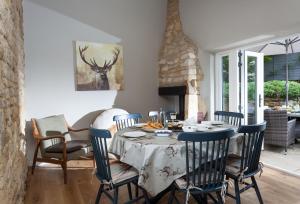 een eetkamer met een tafel en stoelen bij The Nook in Guiting Power