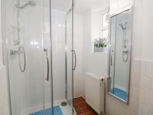 een badkamer met een douche met een glazen deur bij Yewbarrow Cottage in Grange Over Sands +24 foto's