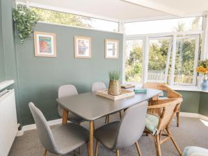 een eetkamer met een tafel en stoelen bij Yewbarrow Cottage in Grange Over Sands