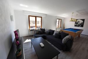uma sala de estar com um sofá e uma mesa de bilhar em Hotel et Spa du Scharrach em Scharrachbergheim Irmstett
