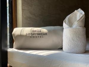 Letto o letti in una camera di Shorebreak Hostel San Juan La Union