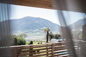 aus einem Fenster mit Bergblick in der Unterkunft SPA & Relax Hotel Erika in Dorf Tirol