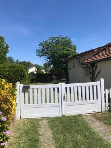 een wit hek voor een huis bij Agréable Maison au calme in Périgueux