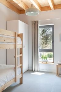 a bedroom with a bunk bed and a window at BAO 1 / APARTAMENTO CON JARDÍN in Somo