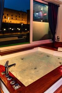 拿坡里的住宿－科沃德利安久依尼酒店，窗户客房内的盥洗盆
