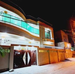 budynek z znakiem na boku w obiekcie Cosy Inn Guest House Karachi w mieście Karaczi