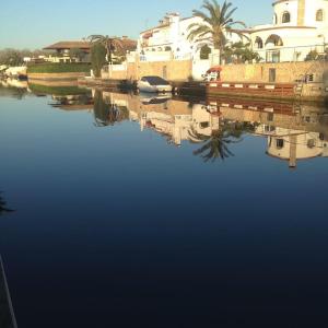 una masa de agua con casas y barcos en ella en 'Casa Empuria' aan kanaal met zwembad en aanlegsteiger, en Empuriabrava