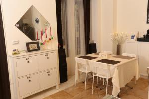 ein Esszimmer mit einem Tisch und weißen Stühlen in der Unterkunft Aria's Home in Hualien