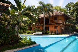 A piscina localizada em Pousada Vila do Dengo ou nos arredores