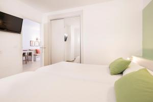 A bed or beds in a room at FLOR los Almendros Apartamentos