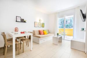 A seating area at FLOR los Almendros Apartamentos