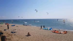un grupo de personas en una playa volando cometas en ERAY PANSİYON, en Gokceada Town
