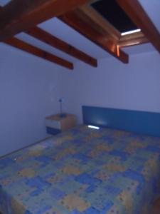 Habitación con cama y techo de madera. en VARDIOLA/PORTO VECCHIO, en Pinarellu