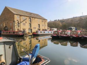 Gallery image of Calder Cottage in Sowerby Bridge