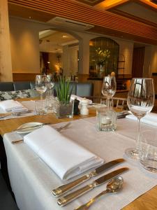 una mesa con mantel blanco y copas de vino en Hotel Restaurant Der Engel, Sasbachwalden, en Sasbachwalden