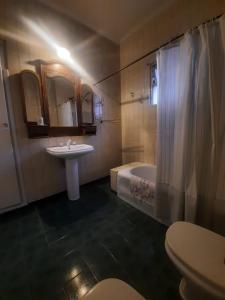 門多薩的住宿－816住宿加早餐旅館，一间带水槽、浴缸和卫生间的浴室
