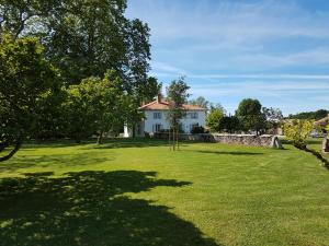 a house in the middle of a grassy yard at l'Airial de Larroque in Soustons