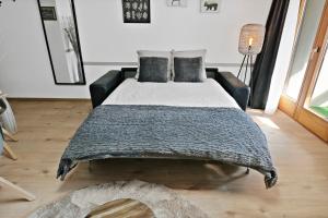 Tempat tidur dalam kamar di Nouveau studio avec vue imprenable sur la vallée