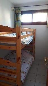 Posteľ alebo postele v izbe v ubytovaní SAVINES LE LAC APPARTEMENT VUE SUR LE LAC