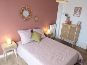 um quarto com uma cama e um espelho na parede em Cosy Iris - 3 Ch- Lumineux avec parking gratuit em Pau