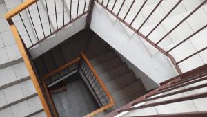 una vista desde la parte superior de un edificio con una escalera en Ubytovací zařízení en Lovosice