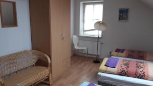ein Schlafzimmer mit einem Bett, einem Fenster und einem Stuhl in der Unterkunft Ubytovací zařízení in Lovosice