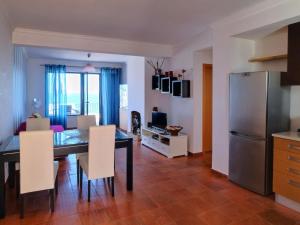 eine Küche und ein Esszimmer mit einem Tisch und einem Kühlschrank in der Unterkunft Isabel sea view apartment in Albufeira