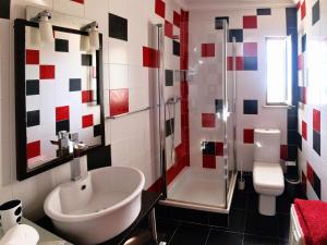 La salle de bains est pourvue d'un lavabo, de toilettes et d'une douche. dans l'établissement Isabel sea view apartment, à Albufeira