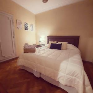 1 dormitorio con 1 cama blanca grande en una habitación en 816 B&B en Mendoza