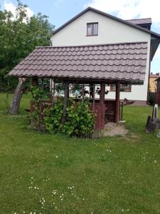 a gazebo in the yard of a house at Gospodarstwo Agroturystyczne U Zdzicha in Bałtów