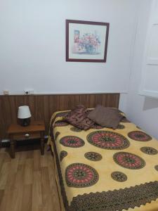 سرير أو أسرّة في غرفة في Hostal España