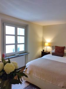 a bedroom with a bed and a window at Villa Giara in Calosso