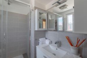Ένα μπάνιο στο Penthouse with Jacuzzi on Private Terrace in Trastevere
