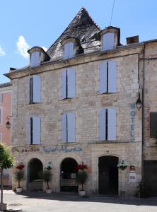 um edifício antigo na cidade de Genoa em Le Pavillon Saint-Martin em Souillac