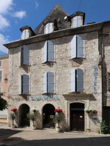 ein altes Steingebäude mit Graffiti drauf in der Unterkunft Le Pavillon Saint-Martin in Souillac