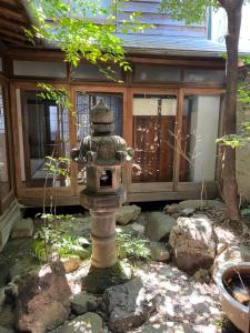 un idrante in pietra di fronte a una casa di Mojiko Guesthouse PORTO a Kitakyushu