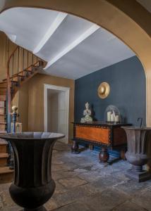 uma sala de estar com um piano e uma escadaria em La Maison Pavie em Dinan