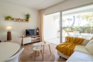 ein Wohnzimmer mit einem Sofa und einem Tisch in der Unterkunft Miraflores, beach apartment, apartamento en la playa ! in Mijas Costa