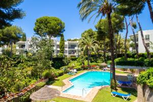 Un apartamento con piscina y palmeras. en Miraflores, beach apartment, apartamento en la playa !, en Mijas Costa