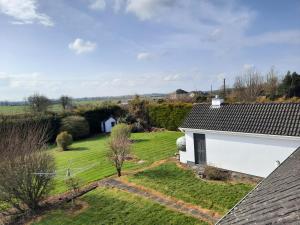 una vista aérea de una casa blanca con patio en 4 Bedroom, 15 min to Limerick city Quiet Retreat., en Limerick