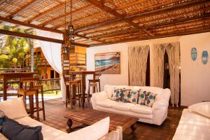 - un salon avec un canapé blanc et une table dans l'établissement Pousada Vila do Dengo, à Itacaré