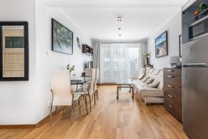 kuchnia i salon ze stołem i kanapą w obiekcie Apartamenty Casa Marina w Świnoujściu