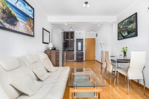 salon z białą kanapą i stołem w obiekcie Apartamenty Casa Marina w Świnoujściu