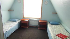2 camas individuales en una habitación con ventana en Livonia Matkamaja, en Kilingi-Nõmme