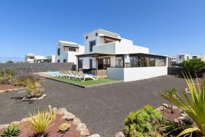 Cette villa offre une vue sur une maison. dans l'établissement Hipoclub Villas, Aguamarina 30, à Playa Blanca